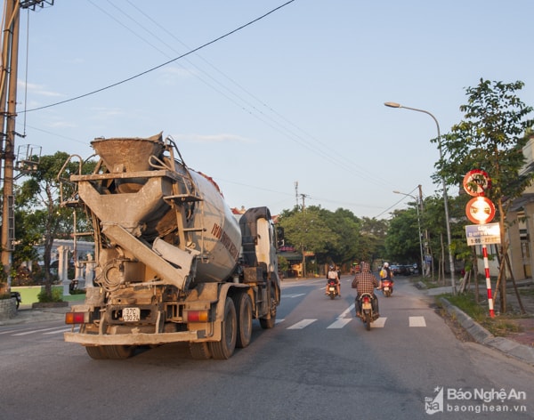 Nhiều tuyến đường khác trong nội thành cũng đã được cắm biển cấm xe tải trên 1.8 tấn lưu thông từ 6 giờ đến 22 giờ để đảm bảo an toàn cho người dân, tránh ùn tắc. Thế nhưng, đoàn xe bồn vẫn chạy rầm rập bất kể ngày đêm. Ảnh: Thành Cường