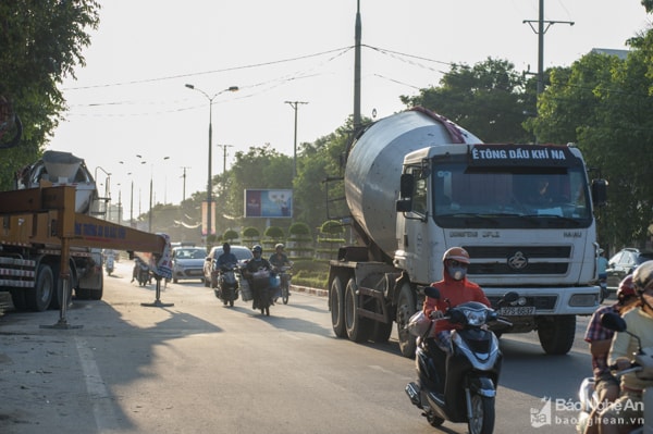 Các xe này vô tư lưu thông trên đường cấm, trong thời gian cấm, kể cả giờ cao điểm mà không gặp bất kỳ một trở ngại nào. Ảnh: Thành Cường