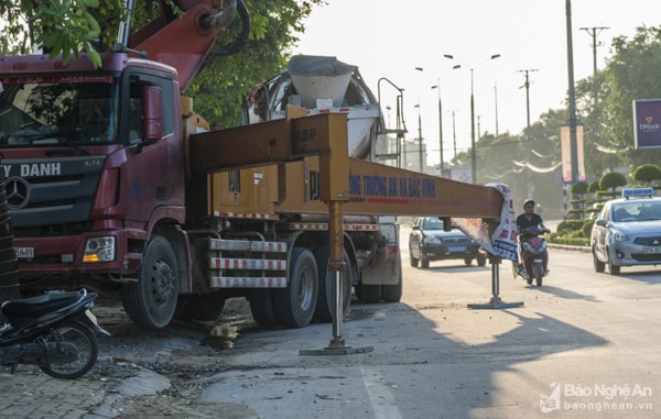 Không chỉ vào đường cấm, những chiếc xe quá khổ này còn ngang nhiên chiếm dụng lòng đường làm nơi bơm, hút bê tông vào công trình mà không hề có một dấu hiệu cảnh báo nào. Ảnh: Thành Cường