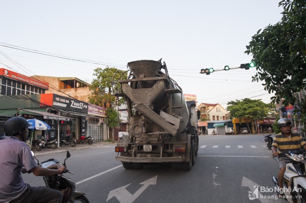 Không chỉ gây mất trật tự và an toàn giao thông, xe bồn ngang nhiên chạy vào đường cấm, phóng nhanh vượt ẩu 