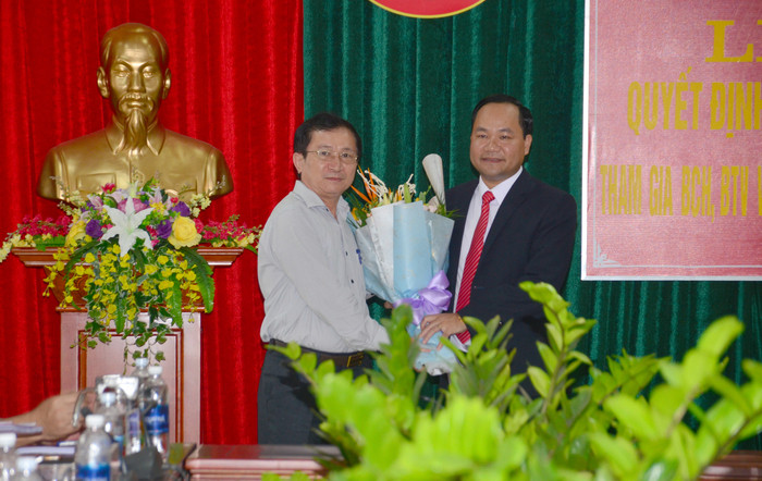 Phó Chủ tịch UBND tỉnh Đinh Viết Hồng tặng hoa chúc mừng đồng chí Hoàng Quốc Việt. Ảnh: Thành Duy