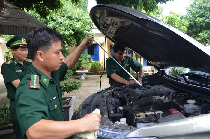 Kiểm tra phương tiện ô tô được trang bị. Ảnh: Lê Thạch