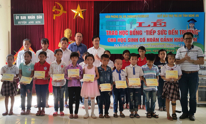 Trao 100 suất học bổng cho học sinh nghèo tại Anh Sơn. Ảnh: Hoài Chung