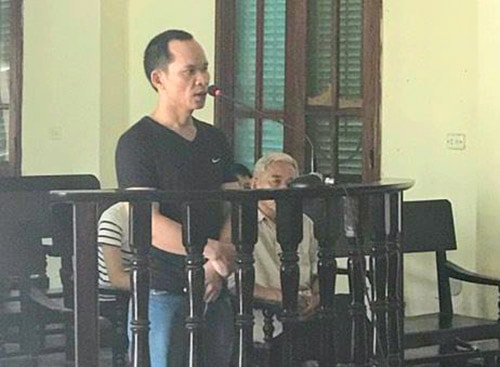 quen-mat-khu-nguoi-dan-ong-dap-vo-man-hinh-may-atm