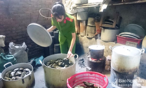 Đội Cảnh sát môi trường, Công an TP Vinh kiểm tra vi phạm tại cơ sở sản xuất bánh gói tại phường Vinh Tân, TP Vinh. Ảnh: Hồng Quang