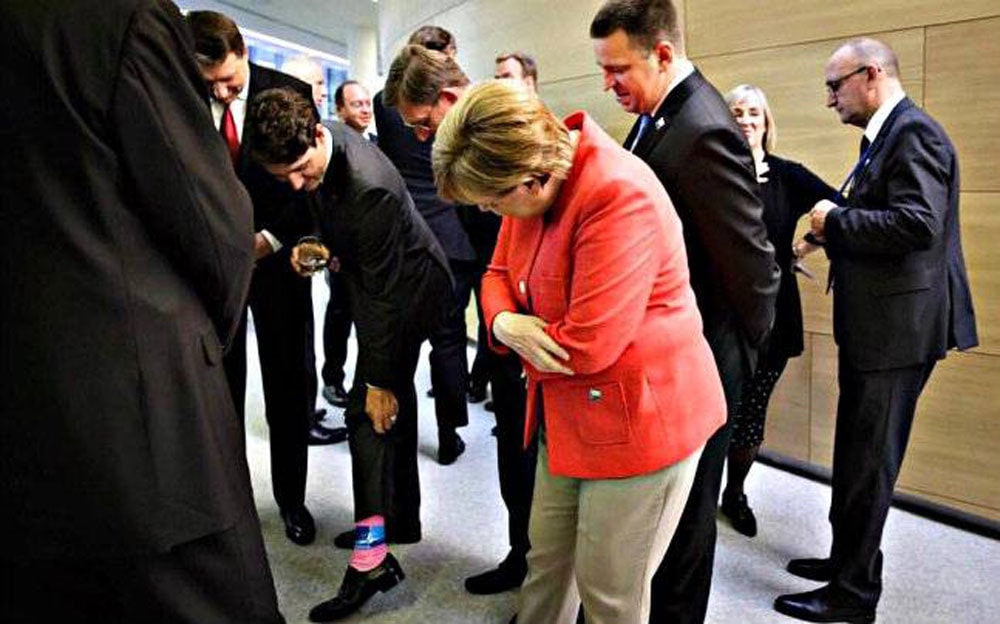 Thủ tướng Đức Angela Merkel cúi nhìn đôi vớ của ông Trudeau tại Hội nghị thượng định NATOCHỤP MÀN HÌNH TWITTER