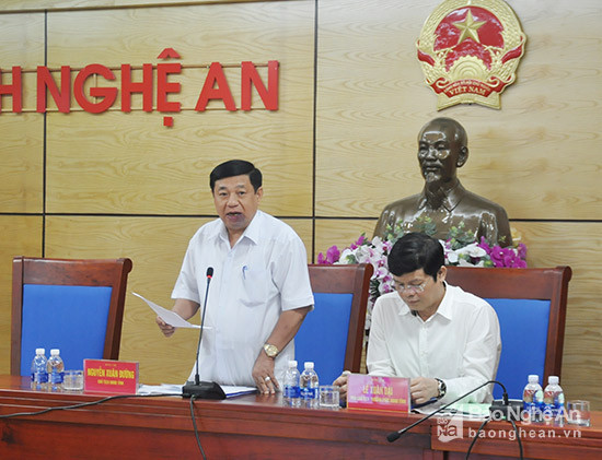 Đồng chí Chủ tịch UBND tỉnh Nguyễn Xuân Đường phát biểu kết luận tại buổi làm việc. Ảnh Thu Huyền