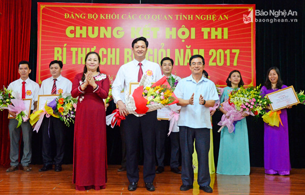 Trao giải nhất cho thí sinh Nguyễn Minh Sâm- Bí thư Chi bộ, Phó Trưởng phòng Chính sách cán bộ, Ban Tổ chức Tỉnh ủy.