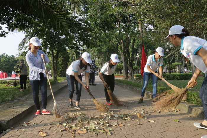 Phụ nữ Thành phố Vinh tham gia dọn vệ sinh xung quang Công viên Nguyễn Tất Thành. Ảnh: Mỹ Hà