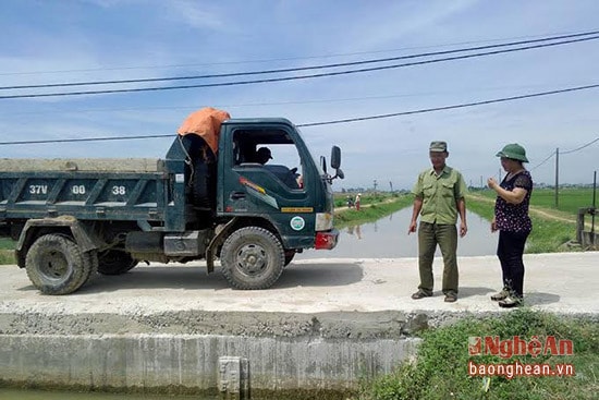 Nhiều CCB năng nổ đi đầu trong phong trào xây dựng nông thôn mới. Trong ảnh, CCB 