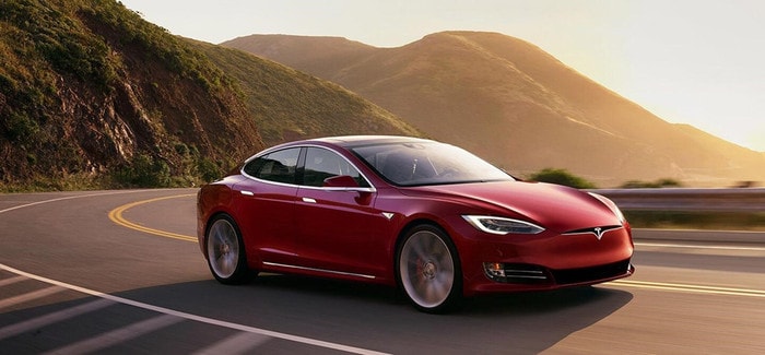 Tesla Model S P100D: Xe vận hành khá êm và không gây ồn khi ở tốc độ tối đa. Dù kích thước khá nhỏ, Model S vẫn đủ thoải mái cho 5 người. Chiếc xe có thể tăng tốc từ 0 lên 100 km/h chỉ trong 3 giây. Nếu sử dụng phiên bản có pin 85 kWh, quãng đường đi được vào khoảng 480 km.