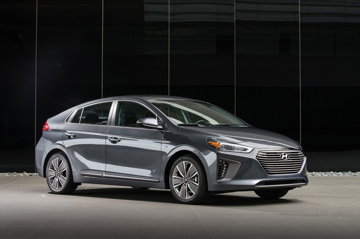 Hyundai Ioniq: Ioniq là mẫu xe điện đầu tiên của gã khổng lồ Hàn Quốc Hyundai. Ioniq đơn giản là chỉ một chiếc xe hatchback gia đình chạy bằng điện với tốc độ tối đa vào khoảng 170 km/h và tăng tốc tới 100 km/h trong vòng 7 giây. Pin xe có thể sử dụng trong 200 km cho mỗi lần sạc.