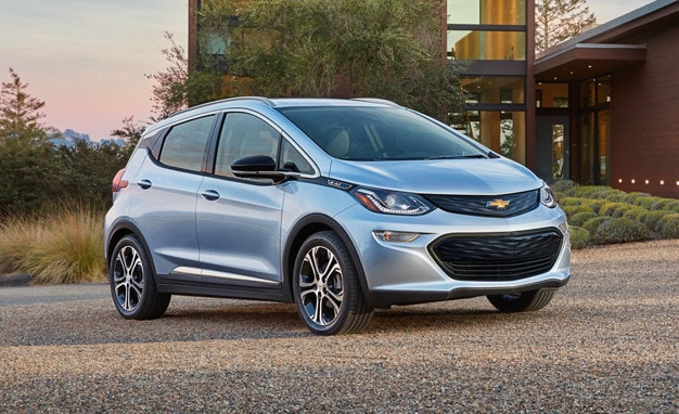 Chevrolet Bolt: Về giá cả, Chevrolet Bolt rẻ hơn nhiều so với đối thủ cùng phân khúc là Tesla Model S. Xe có thể chạy khoảng 320 km cho một lần sạc với tốc độ tối đa 150 km/h và đạt 100 km/h trong chỉ hơn 6 giây.