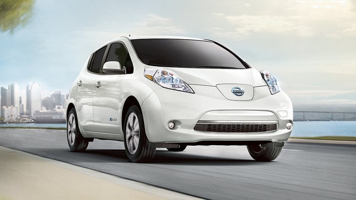 Nissan Leaf: Leaf thuộc dòng xe điện cho gia đình. Xe có động cơ 30 kWh và đi được 200 km mỗi lần sạc. Xe vận hành khá nhẹ nhàng, êm ái, thích hợp sử dụng trong thành phố.