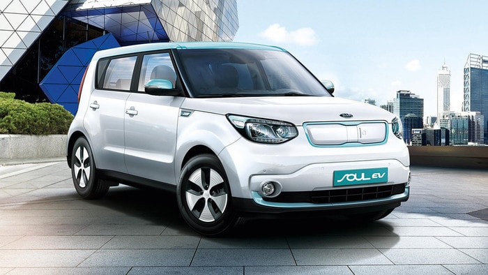 Kia Soul EV: Mẫu xe điện này có thể đi được 210 km cho một lần sạc với tốc độ tối đa 145 km/h. Nhược điểm của Soul EV là rất ồn. Tuy nhiên, xe có chế độ sạc nhanh, pin đầy 75% chỉ trong 30 phút.