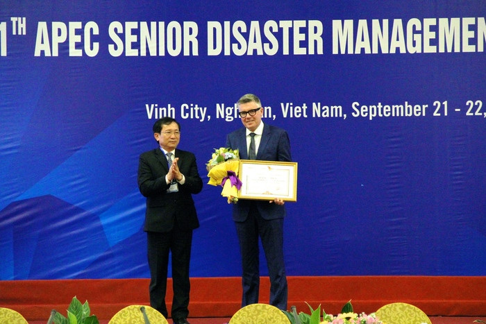 Tỉnh Nghệ An trao tặng bằng khen cho Prudential Việt Nam. Ảnh: Nhóm PV