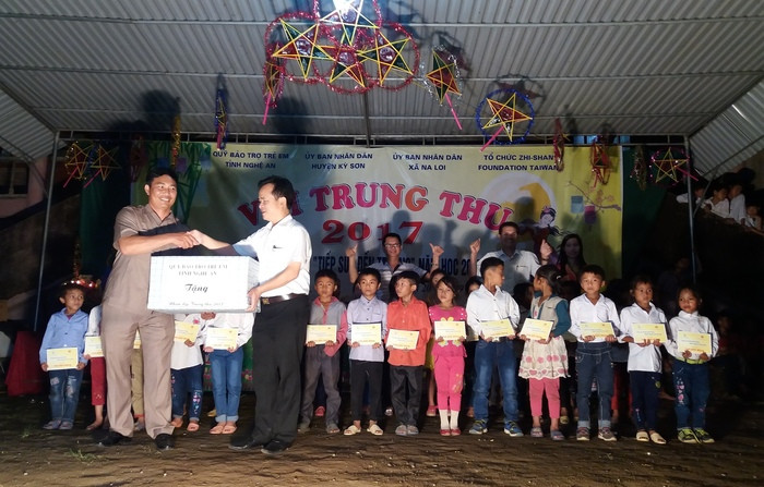 Trong đêm hội, Qũy bảo trợ trẻ em tỉnh Nghệ An, và tổ chức ZHI-SHAN PUONDANTION, đã trao 50 suất học bổng, mỗi suất trị giá 1 triệu đồng cho 50 em học sinh nghèo vượt khó, trên địa bàn xã Na Loi. Ảnh: Lữ Phú