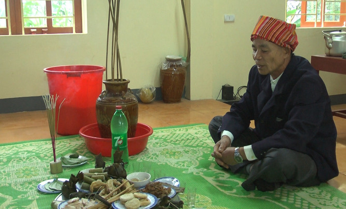 Thầy mo làm lễ cầu mong một năm mới nhân dân trong làng được ấm no, đoàn kết. Ảnh: Minh Thái