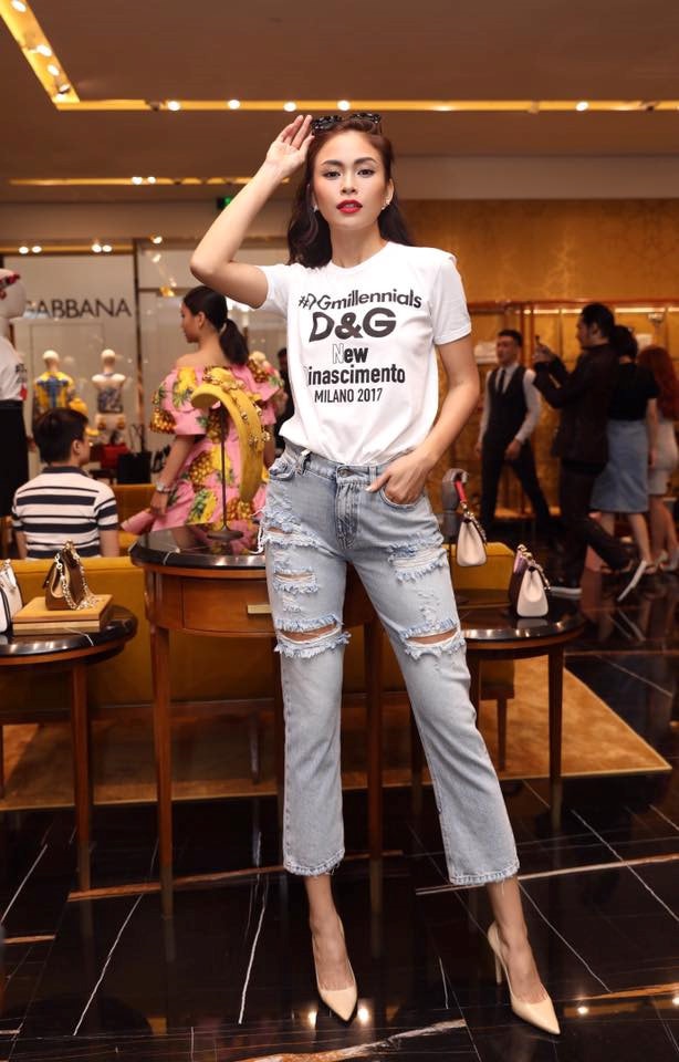 Mâu Thuỷ lựa chọn phong cách thời trang đơn giản hơn, khi mix&match quần jeans cùng áo thun logo và giày cao gót mũi nhọn tinh tế.