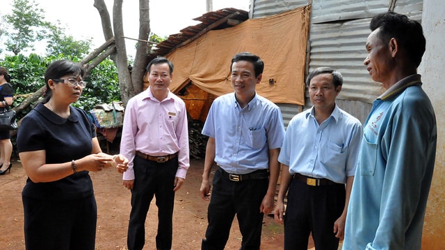 UBND tỉnh Đắk Lắk yêu cầu cán bộ công chức thường xuyên tìm hiểu tâm tư nguyện vọng của người dân. Trong ảnh là bà H’Hoa Byă - trưởng Ban dân tộc HĐND tỉnh Đắk Lắk - về làm việc tại huyện Krông Năng - Ảnh: TR.T.