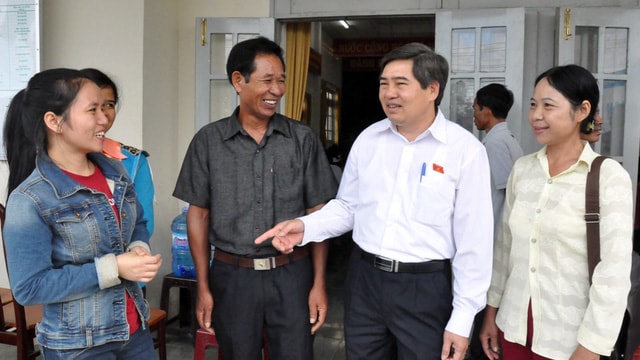 UBND tỉnh Đắk Lắk yêu cầu cán bộ công chức thường xuyên tìm hiểu tâm tư nguyện vọng của người dân. Trong ảnh là ông Y Khút Niê (thứ hai từ phải) - phó trưởng đoàn chuyên trách đoàn đại biểu Quốc hội tỉnh Đắk Lắk - tiếp xúc cử tri tại huyện Lắk - Ảnh: TR.T.