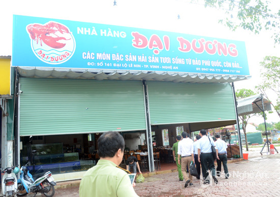 Đoàn liên ngành kiểm tra đột xuất Nhà hàng Đại Dương, trên Đại lộ Lê Nin. Ảnh: Thanh Sơn