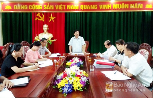 Đồng chí Hoàng Đình Tuấn- Phó trưởng Ban Dân vận Tỉnh ủy chủ trì cuộc làm việc. Ảnh: 