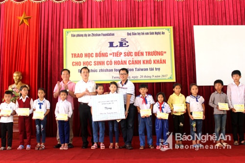 TRao học bổng