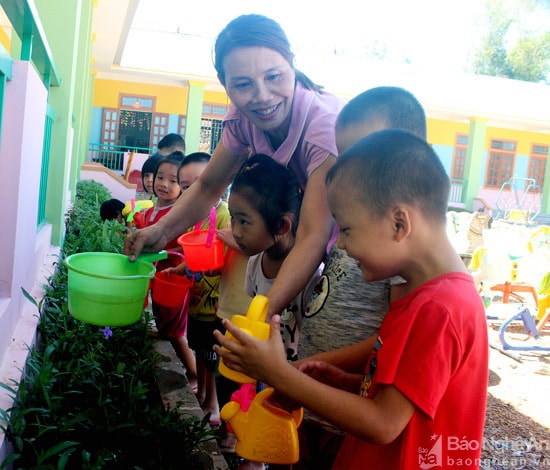 Các bé trải nghiệm tưới nước chăm sóc vườn hoa cây cảnh. Ảnh: Thu Hương