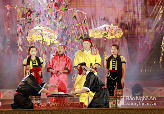 Các nghệ nhân huyện Quỳ Châu trình diễn nghi lễ Xăng Khan. Ảnh: Tư liệu