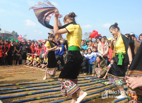 Nhảy sạp ở Lễ hội Hang Bua. Ảnh: Thanh Sơn