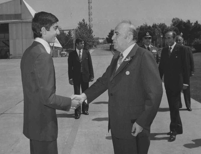 Ông Amir-Abbas Hoveyda giữ chức Thủ tướng Iran từ tháng 1/1965 - 8/1977. Ông là Thủ tướng Iran có thời gian tại vị lâu nhất. Sau khi cuộc cách mạng Iran nổ ra, Thủ tướng Hoveyda bị bắt và đưa ra xét xử. Ông bị cáo buộc phạm phải 17 tội danh trong đó có làm cho vấn nạn tham nhũng ngày càng trầm trọng hơn, chống lại Chúa... Với những cáo buộc trên, Thủ tướng Hoveyda bị xử bắn năm 1979.