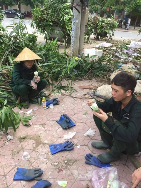 Công nhân tranh thủ lúc dọn vệ sinh