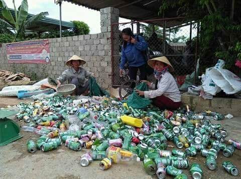 Hội viên Hội Phụ nữ Quỳnh Vinh với mô hình dân vận khéo Ve chai tiết kiệm gắn với vệ sinh môi trường. Ảnh: Mai Hoa