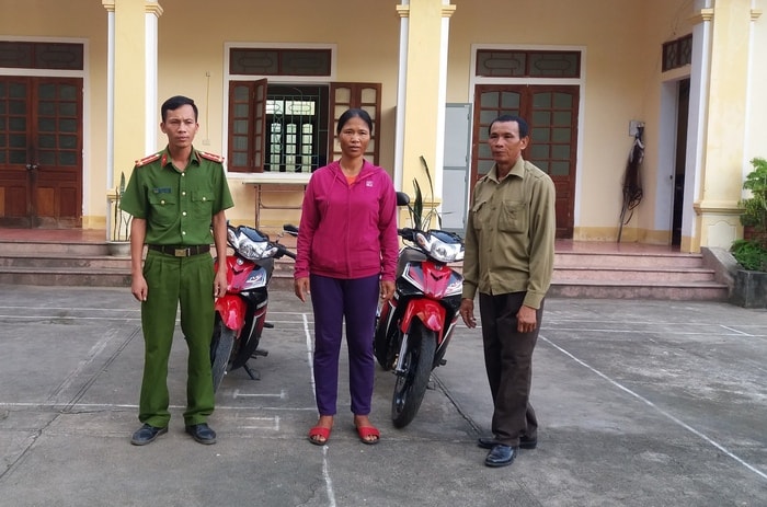 Công an Kỳ Sơn trao trả xe máy bị mất trộm cho chị Lê Thị Hoa và ông Nguyễn Văn Ý. Ảnh: Lữ Phú