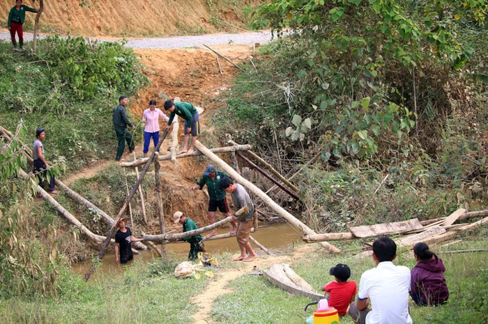 Bản Làng Yên có hơn 10 chiếc cầu nhưng chủ yếu là cầu tạm. Sau mỗi trận lũ, bà con phải chung tay làm lại cầu. Ảnh: Hữu Vi