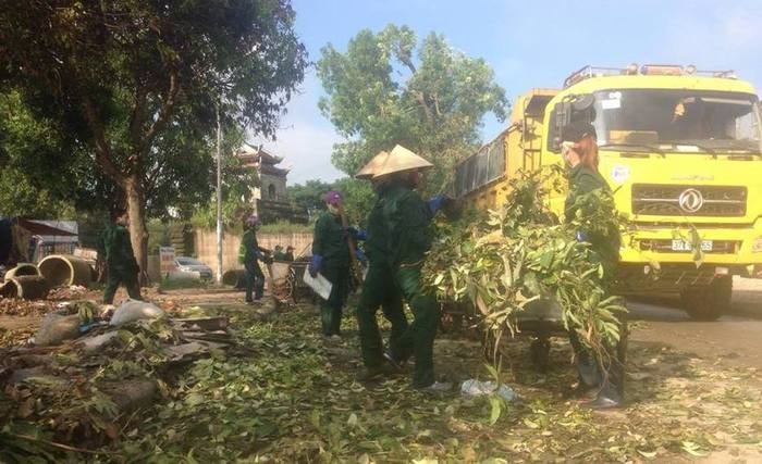 Những nơi người dân không chung tay tham gia dọn dẹp sau bão, công việc của nhân viên môi trường trở nên hết sức nặng nề. Ảnh: Mai Hoàng