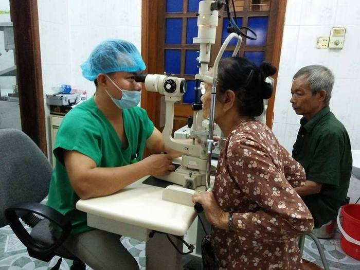 Bác sỹ CK 1 Phan Thanh Hải - Trưởng khoa Phòng khám bệnh Trung tâm y tế huyện trực tiếp khám sàng lọc miễn phí cho các cụ. Ảnh: Phương Hảo