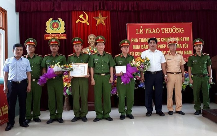  Đại tá Nguyễn Mạnh Hùng, Phó giám đốc công an tỉnh Nghệ An và lãnh đạo huyện Con Cuông tặng hoa chúc mừng, trao thưởng cho ban chuyên án 917M. Ảnh: Thu Trang