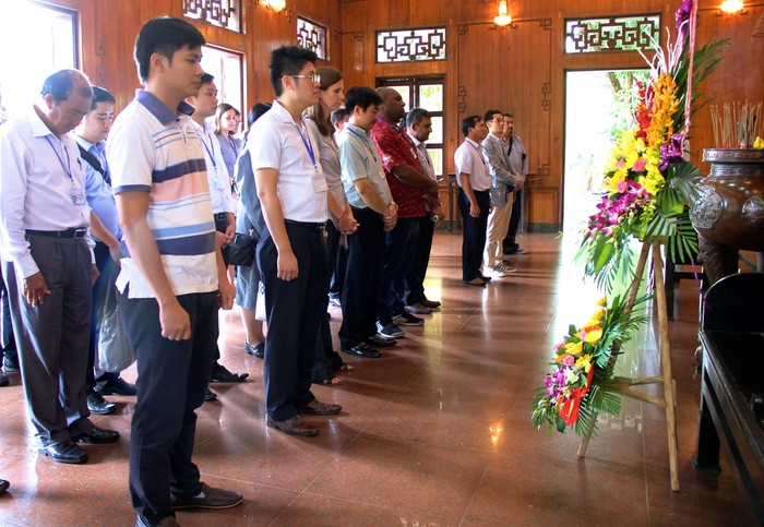 Các quan chức cao cấp từ các nền kinh tế thành viên APEC kính cẩn làm lễ tưởng niệm Chủ tịch Hồ Chí Minh.