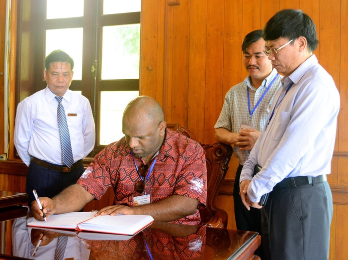 Đại diện nền kinh tế Papua New Guinea - chủ nhà hội nghị quan chức cao cấp về quản lý thiên tai năm 2018 ghi Sổ vàng lưu niệm tại Nhà tưởng niệm Chủ tịch Hồ Chí Minh.