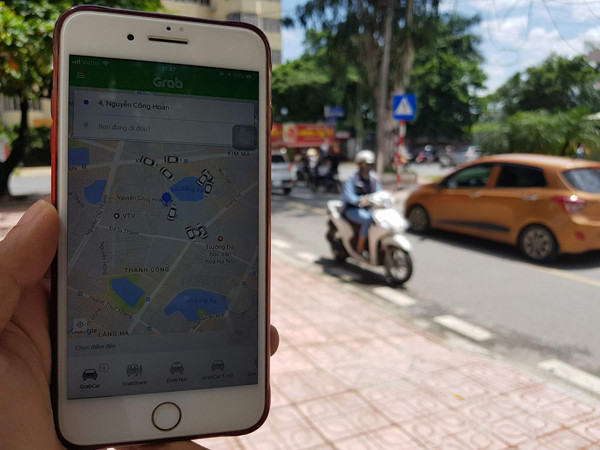 Dịch vụ Uber/Grab đang thịnh hành nhờ tính linh hoạt và mức cước phí cạnh tranh.