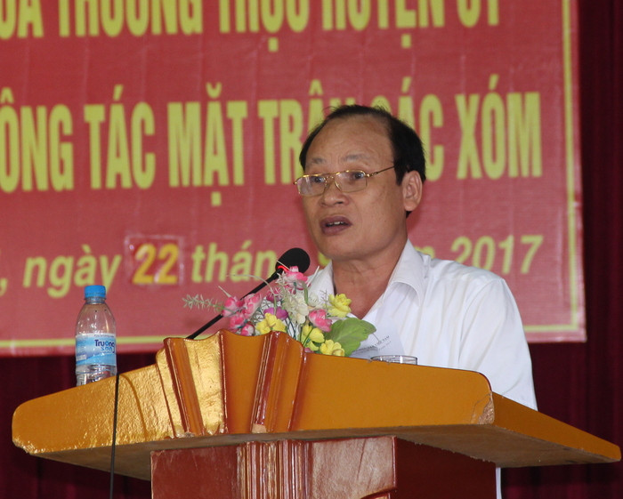Ông Hoàng Văn Phi - Bí thư Huyện ủy, Chủ tịch HĐND huyện đối thoại trực tiếp với Bi thư chi bộ và Ban công tác Mặt trận xóm. Ảnh: Mai Hoa