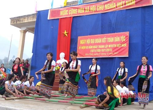 Tiết mục nhảy sạp trong ngày hội 