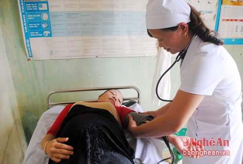....Giúp cho nhiều y, bác sĩ ở trạm y tế xã được nâng cao trình độ chuyên môn. Chăm sóc sản phụ tại Trạm y tế xã Châu Thắng, huyện Quỳ Châu.