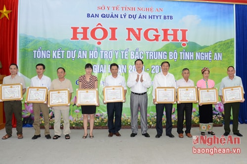 Trao Bằng khen của Chủ tịch UBND tỉnh cho 5 tập thể, 5 cá nhân đã có thành tích xuất sắc trong việc thực hiện Dự án.