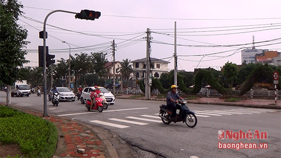 Hệ thống đèn tín hiệu giao thông không hoạt động, người dừng chờ tín hiệu, người thi đi khiến tình trạng giao thông rất lộn xộn