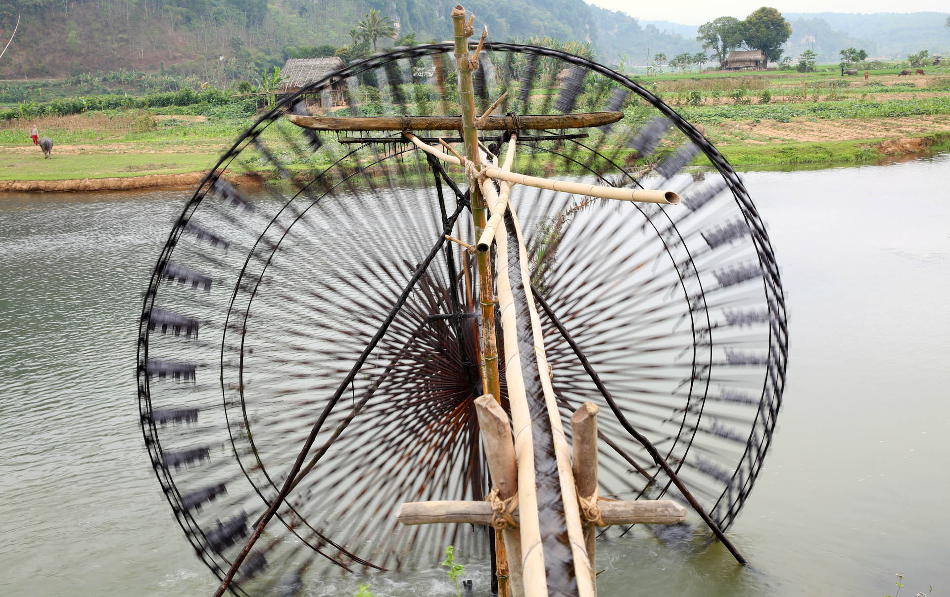 Những chiếc guồng “chuyển bánh” mỗi ngày. Tại các địa bàn thuộc miền Tây xứ Nghệ, rất dễ để bắt gặp những chiếc guồng tưới nước.