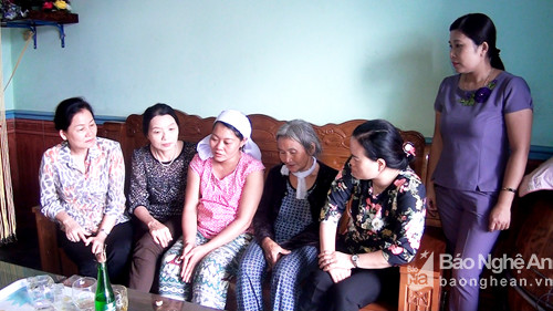 Lanh dao hoi LHPN cac cap chia sẻ nỗi đau với gia đình Chị Nguyễn thị Lệ có chồng bị thiệt mạng do bão số 10