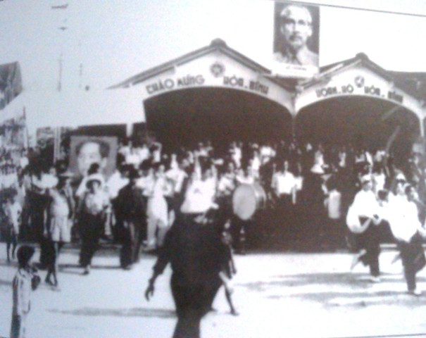 Nhân dân thị trấn Cà Mau vui mừng đón ngày hòa bình sau khi ký Hiệp định Giơ-ne-vơ 1954. Ảnh tư liệu